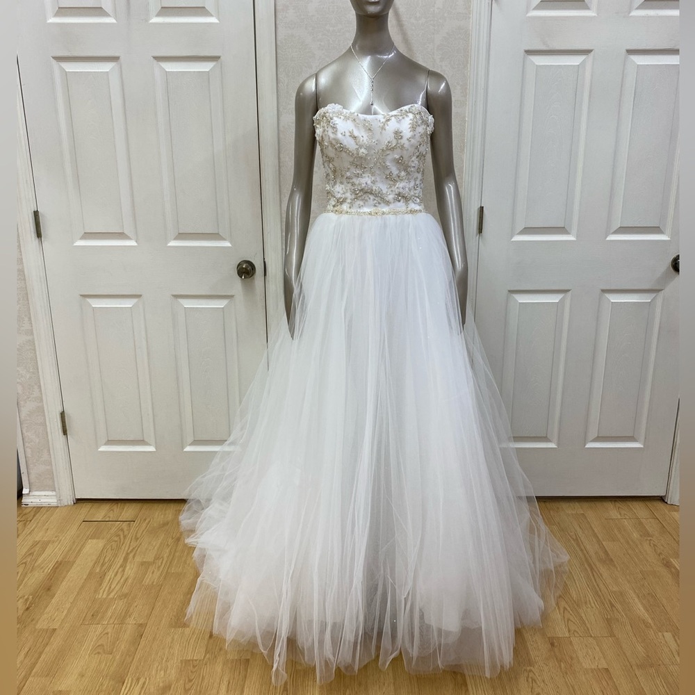 NWT Wedding Gown Dress. Style 2137